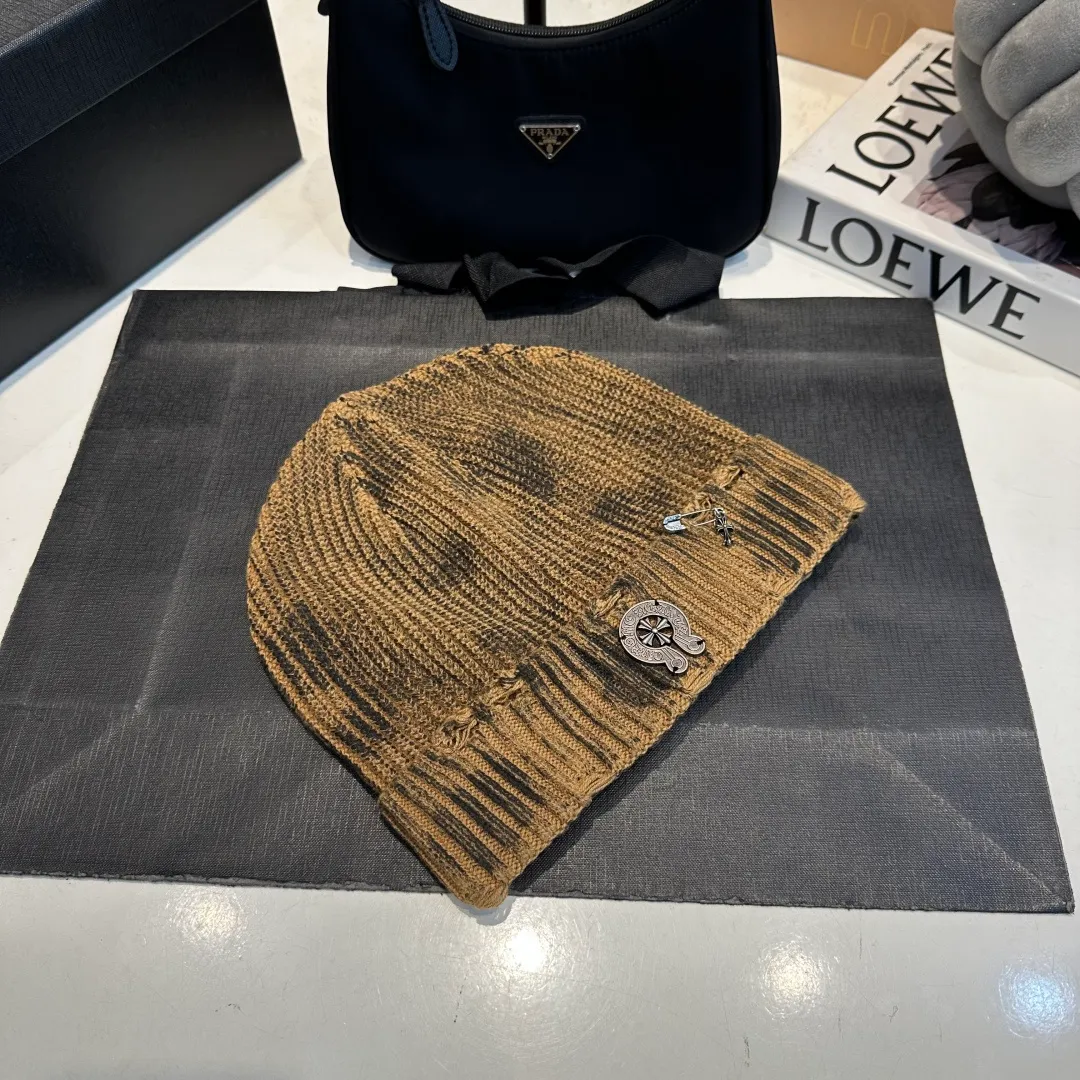 P60 Crow Heart Autumn and Winter Wool Knitted Beanie This must be the favorite of minimalism. It is clean, neat, fashionable and versatile, and will definitely not be picky about your face shape! A fashionable classic that lasts forever! Fashionable black and white can be purchased together